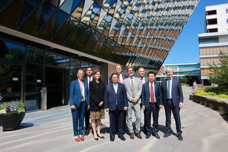 Thủ tướng Phạm Minh Chính chụp ảnh lưu niệm khi thăm Viện Karolinska. (Ảnh: TTXVN) b5.jpg