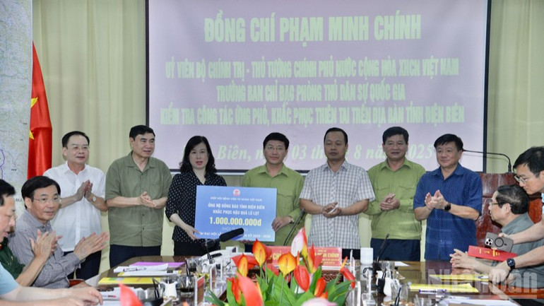 Bộ trưởng Y tế Đào Hồng Lan trao tượng trưng số tiền 1 tỷ đồng của Hiệp hội Bệnh viện tư nhân Việt Nam hỗ trợ tỉnh Điện Biên khắc phục hậu quả thiên tai (Ảnh: Thanh Giang). Bộ trưởng Y tế Đào Hồng Lan trao tượng trưng số tiền 1 tỷ đồng của Hiệp hội Bệnh viện tư nhân Việt Nam hỗ trợ tỉnh Điện Biên khắc phục hậu quả thiên tai (Ảnh: Thanh Giang).