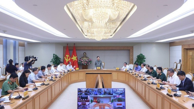 Phó Thủ tướng Trần Hồng Hà yêu cầu các địa phương xác định rõ khu vực đặc biệt xung yếu, những công trình có nguy cơ cao, dựa trên bản đồ cảnh báo sạt lở, lũ ống, lũ quét . (Ảnh: VGP) b5-8805.jpg