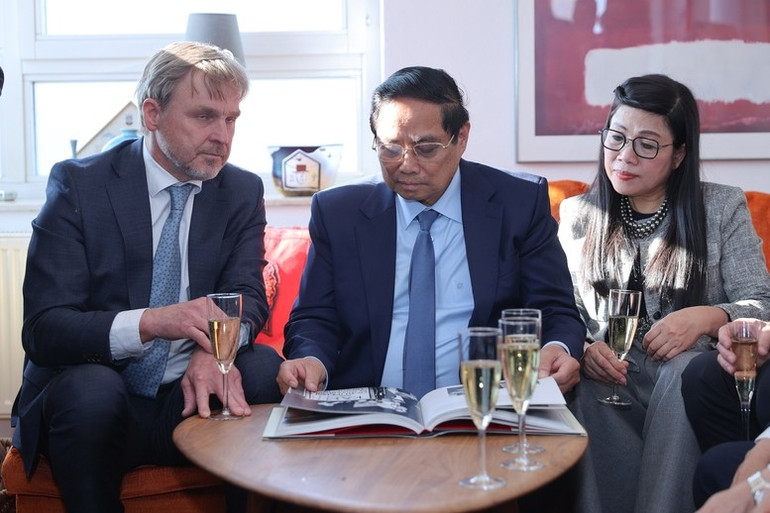 Thủ tướng trân trọng mời các thành viên trong đại gia đình cố Thủ tướng Olof Palme tới thăm lại Việt Nam, qua đó cảm nhận rõ hơn giá trị, ý nghĩa to lớn của những việc mà cố Thủ tướng Olof Palme đã làm với Việt Nam, cảm nhận tình cảm của phía Việt Nam dành cho gia đình. ( Ảnh: VGP/NHẬT BẮC) olop4.jpg