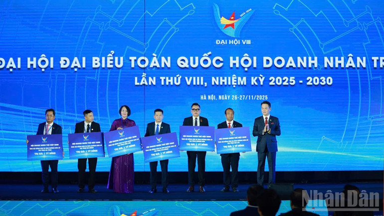 Hội Doanh nhân trẻ Việt Nam dành 6 tỷ đồng hỗ trợ khẩn cấp 6 địa phương gồm Cao Bằng, Hà Tĩnh, Đà Nẵng, Khánh Hòa, Gia Lai, Đắk Lắk khắc phục hậu quả thiên tai. (Ảnh: Trần Hải)