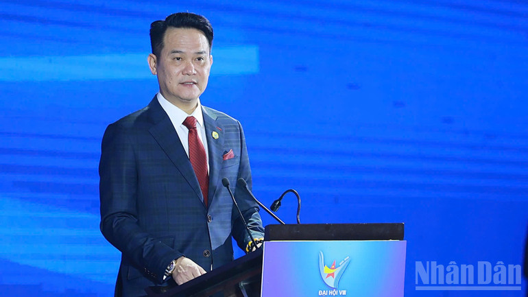 Chủ tịch Hội Doanh nhân trẻ Việt Nam Đặng Hồng Anh phát biểu ý kiến tại Đại hội. (Ảnh: Trần Hải)