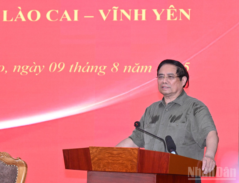Thủ tướng Phạm Minh Chính phát biểu ý kiến chỉ đạo cuộc họp với các bộ, ngành, lực lượng, đơn vị về tiến độ Dự án Đường dây 500kV Lào Cai-Vĩnh Yên. (Ảnh: TRẦN HẢI) ndo_br_a15.jpg
