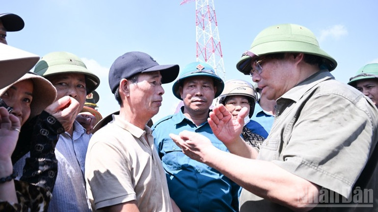 Thủ tướng Phạm Minh Chính hỏi thăm bà con nhân dân trong vùng Dự án. (Ảnh: TRẦN HẢI) ndo_br_a12-2387.jpg