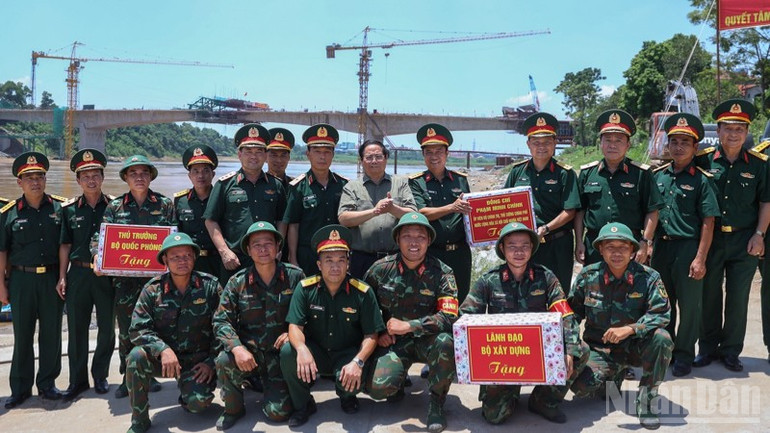 Thủ tướng Phạm Minh Chính tặng quà động viên cán bộ, chiến sĩ Lữ đoàn Công binh 249 đang vận hành cầu phao Phong Châu. ndo_br_b16-318.jpg