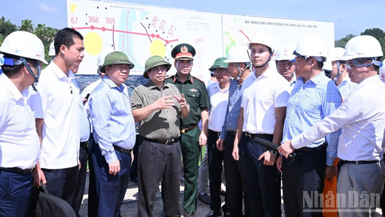Thủ tướng Phạm Minh Chính chỉ đạo các giải pháp đẩy nhanh tiến độ thi công dự án. (Ảnh: TRẦN HẢI) ndo_br_a10-8727.jpg