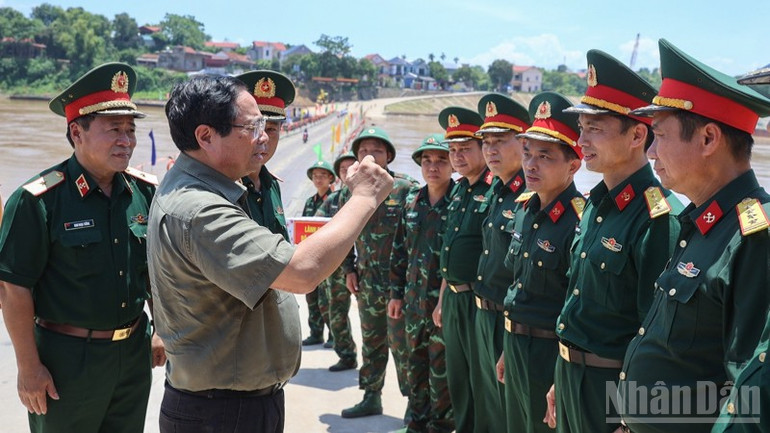 Thủ tướng Phạm Minh Chính biểu dương Lữ đoàn 249, Binh chủng Công binh đã ngày đêm bảo đảm vận hành, lưu thông an toàn trên cầu phao Phong Châu. ndo_br_b15-8444.jpg