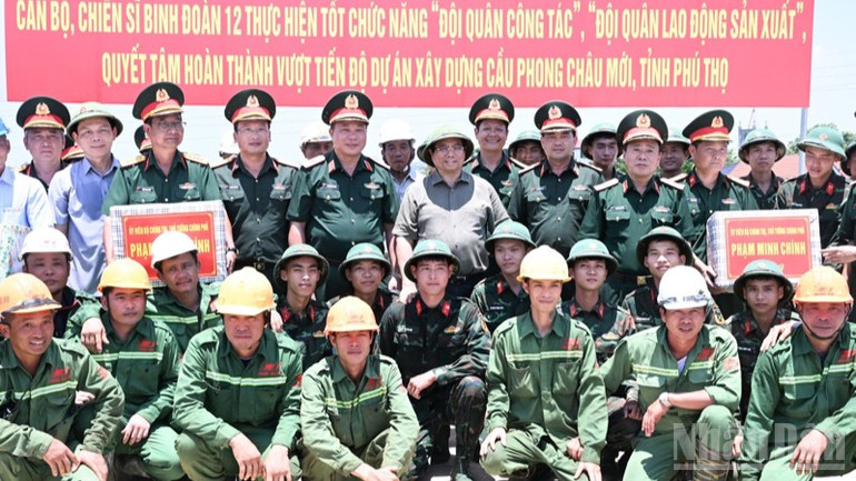 Thủ tướng Phạm Minh Chính tặng quà động viên các đơn vị tham gia thi công Dự án cầu Phong Châu. ndo_br_b4-4355.jpg