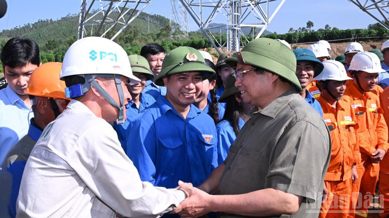 Thủ tướng Phạm Minh Chính tới thăm, động viên các đơn vị đang thi công Đường dây 500kV Lào Cai-Vĩnh Yên tại vị trí cột VT404 trên địa bàn xã Thái Hòa, tỉnh Phú Thọ. (Ảnh: TRẦN HẢI) ndo_br_a1-4130.jpg