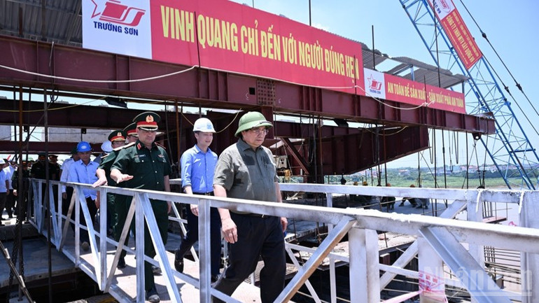Thủ tướng Phạm Minh Chính đi thị sát các hạng mục của Dự án cầu Phong Châu. ndo_br_b9-5557.jpg