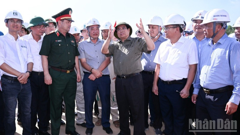 Thủ tướng Phạm Minh Chính trao đổi với các lực lượng, đơn vị thi công Dự án trên công trường. (Ảnh: TRẦN HẢI) ndo_br_a6-3297.jpg