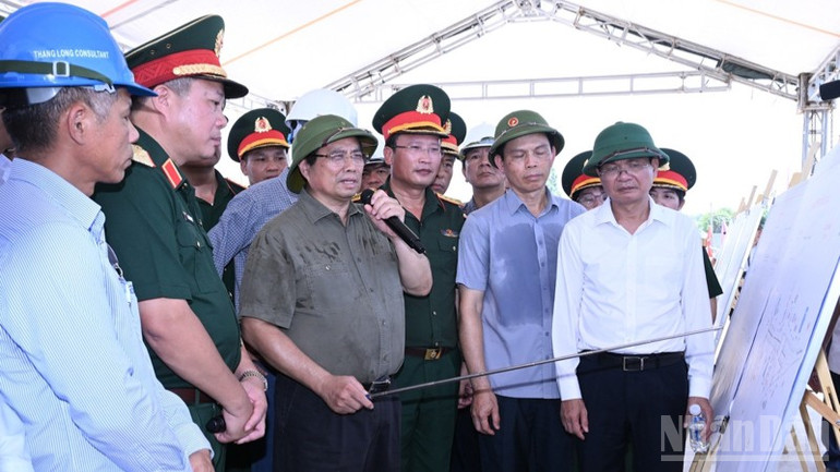 Thủ tướng Phạm Minh Chính cho ý kiến chỉ đạo về tiến độ xây dựng cầu Phong Châu (Ảnh: Trần Hải). ndo_br_b6-3668.jpg