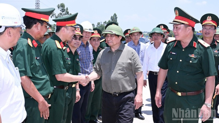 Thủ tướng Phạm Minh Chính tới thăm, động viên Binh đoàn 12 - Tổng công ty Xây dựng Trường Sơn đang thi công Dự án cầu Phong Châu. ndo_br_b3-7500.jpg