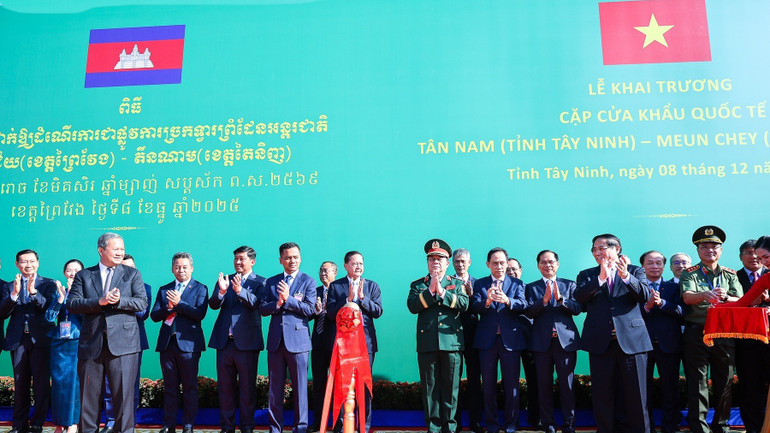 Prime Minister Pham Minh Chinh and Cambodian Prime Minister Hun Manet performed the ribbon-cutting ceremony to inaugurate the Tan Nam-Meun Chey international border gate pair. (Photo: VGP/Nhat Bac) a7-3340.jpg