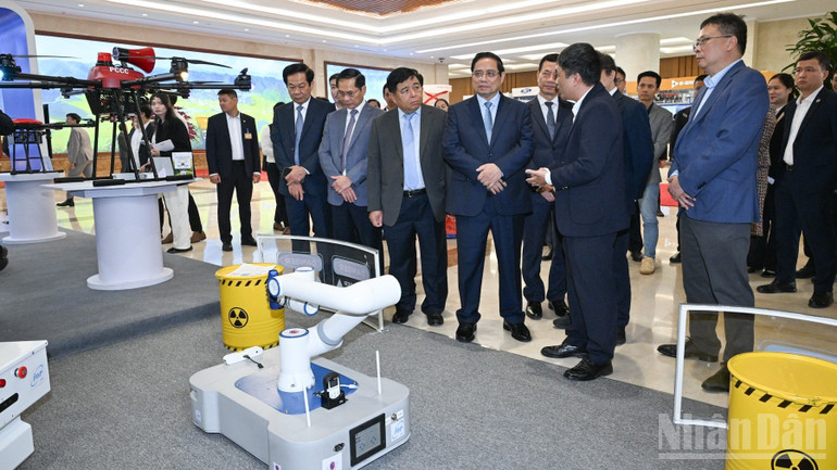 Thủ tướng Phạm Minh Chính tham quan gian trưng bày các sản phẩm đổi mới sáng tạo. (Ảnh: Trần Hải)