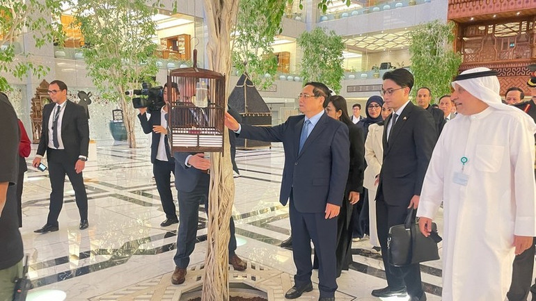 Prim-ministrul Pham Minh Chinh și soția sa vizitează clădirea Patrimoniului Cultural Arab. (Foto: Nhat Bac/VGP) c4-6216.jpg