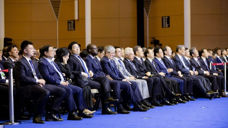 Thủ tướng Phạm Minh Chính và các nhà lãnh đạo tại phiên khai mạc Hội nghị WEF Thiên Tân 2025. (Ảnh: NHẬT BẮC/VGP) a1-739.jpg