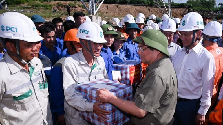 Thủ tướng Phạm Minh Chính tặng quà động viên các đơn vị thi công trên công trường. (Ảnh: TRẦN HẢI) a2-6518.jpg