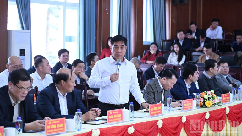 Lãnh đạo Tập đoàn Đèo Cả phát biểu ý kiến tại cuộc họp. (Ảnh: Trần Hải)