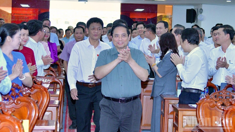 Thủ tướng Chính phủ Phạm Minh Chính và các đồng chí lãnh đạo tới dự Hội nghị tiếp xúc cử tri sau Kỳ họp thứ 10, Quốc hội khóa XV. (Ảnh THANH GIANG)