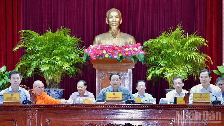 Thủ tướng Phạm Minh Chính chủ trì điều hành phiên trả lời các kiến nghị của cử tri thành phố Cần Thơ. (Ảnh THANH GIANG)