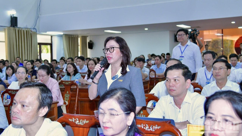 Cử tri thành phố Cần Thơ trình bày các kiến nghị liên quan lĩnh vực y tế và giáo dục đào tạo. (Ảnh THANH GIANG)