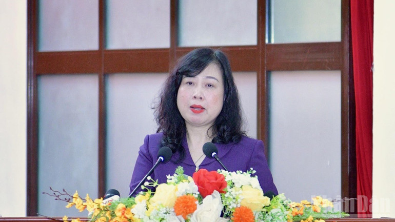 Bộ trưởng Y tế Đào Hồng Lan trả lời các kiến nghị của cử tri thành phố Cần Thơ liên quan lĩnh vực y tế. (Ảnh THANH GIANG)