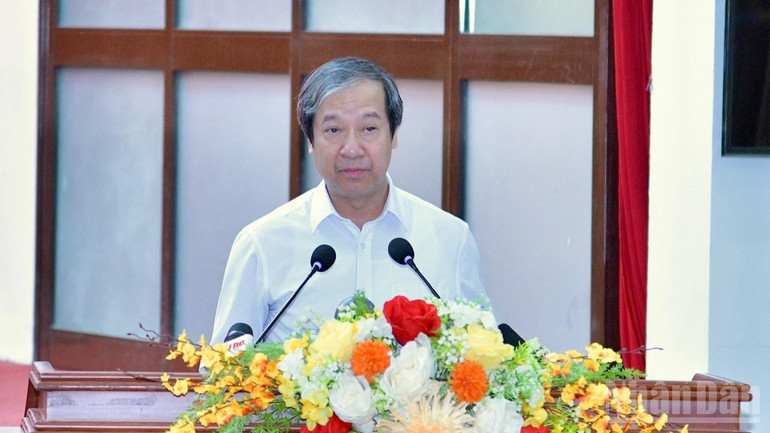 Bộ trưởng Giáo dục và Đào tạo Nguyễn Kim Sơn trả lời kiến nghị của các cử tri thành phố Cần Thơ liên quan lĩnh vực giáo dục đào tạo. (Ảnh THANH GIANG)