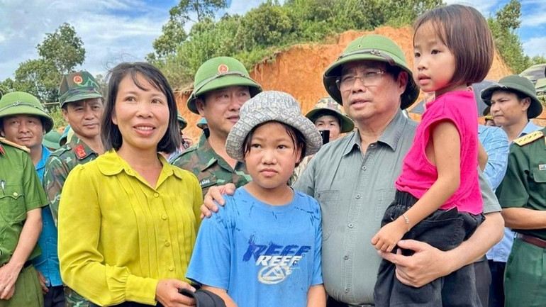 Thủ tướng Phạm Minh Chính động viên, thăm hỏi bà con nhân dân xã Tìa Dình, tỉnh Điện Biên bị thiệt hại nặng nề do thiên tai, lũ lụt. (Ảnh: CTV) Thủ tướng Phạm Minh Chính động viên, thăm hỏi bà con nhân dân xã Tìa Dình, tỉnh Điện Biên bị thiệt hại nặng nề do thiên tai, lũ lụt. (Ảnh: CTV)