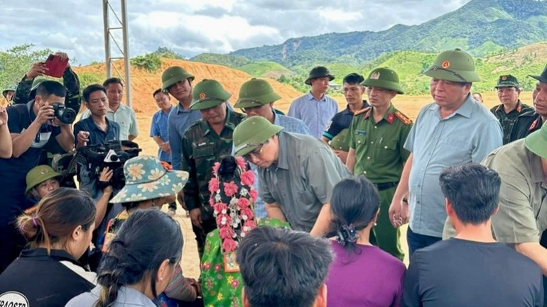 Thủ tướng Phạm Minh Chính thăm hỏi bà con xã Tìa Dình sau trận mưa lũ gây hậu quả nặg nề. (Ảnh: CTV) anh-td2-1768.jpg
