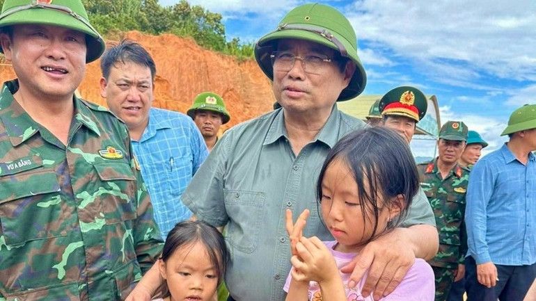 Thủ tướng Phạm Minh Chính thăm hỏi, động viên các cháu nhỏ ở xã Tìa Dình. (Ảnh: CTV) anh-td3-7271.jpg