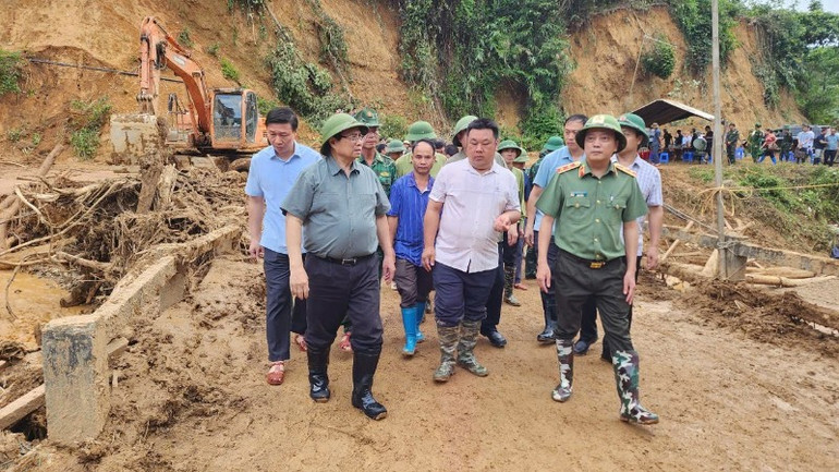 Thủ tướng Phạm Minh Chính đi thị sát địa bàn bản Háng Pù Xi - nơi đang phải chịu thiệt hại nặng nề do những trận mưa lũ nghiêm trọng vừa qua. (Ảnh: CTV) anh-hang-4-1085.jpg
