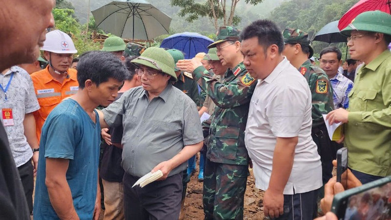 Thủ tướng Phạm Minh Chính tặng quà động viên nhân dân bản Háng Pù Xi vượt qua nỗi đau mất mát về người và tài sản do những trận mưa lũ kinh hoàng vừa qua. (Ảnh: CTV) anh-hang-3-7027.jpg