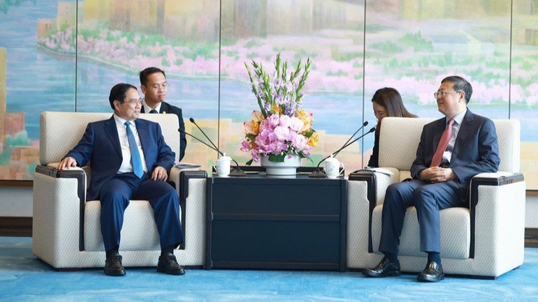 Thủ tướng Phạm Minh Chính nhấn mạnh muốn trao đổi, chia sẻ kinh nghiệm với Thượng Hải trong việc phát triển kinh tế Nhà nước, phát triển trung tâm tài chính quốc tế, các khu thương mại tự do. (Ảnh: VGP/Nhật Bắc) th2-9348.jpg