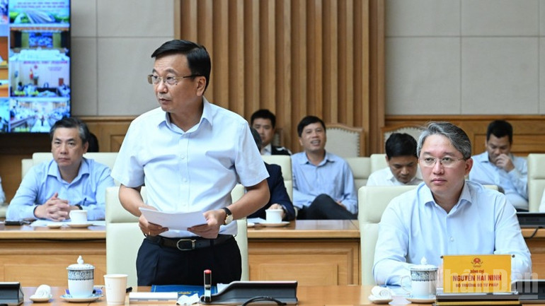 Lãnh đạo Bộ Xây dựng báo cáo tại phiên họp. (Ảnh: Trần Hải) ndo_br_a5-671.jpg