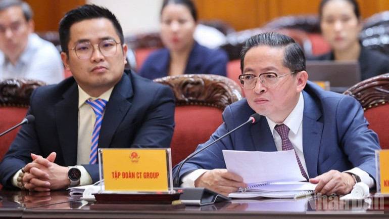 Lãnh đạo Tập đoàn CT Group báo cáo tại buổi làm việc. (Ảnh: TRẦN HẢI). ndo_br_b2-3176.jpg