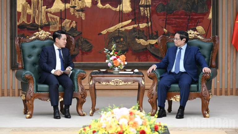 Thủ tướng Phạm Minh Chính tiếp đồng chí Saleumxay Kommasith, Ủy viên Bộ Chính trị, Phó Thủ tướng Chính phủ, Trưởng Ban Cải cách doanh nghiệp Lào. (Ảnh: TRẦN HẢI) ndo_br_a3-6899-8154.jpg