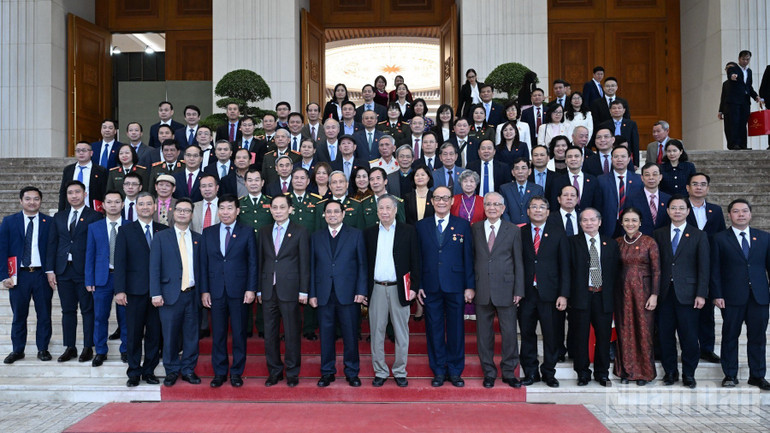 Thủ tướng Phạm Minh Chính và các đồng chí lãnh đạo, nguyên lãnh đạo Bộ Ngoại giao, Ủy ban Biên giới quốc gia. (Ảnh: TRẦN HẢI)