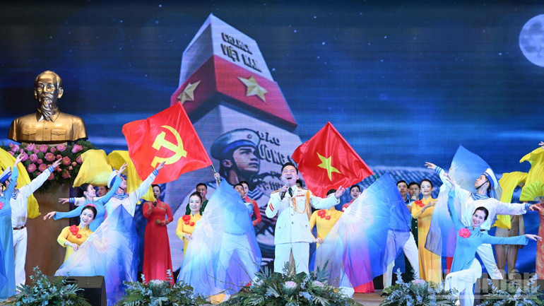 Một tiết mục văn nghệ đặc sắc được biểu diễn tại Lễ kỷ niệm. (Ảnh: TRẦN HẢI)