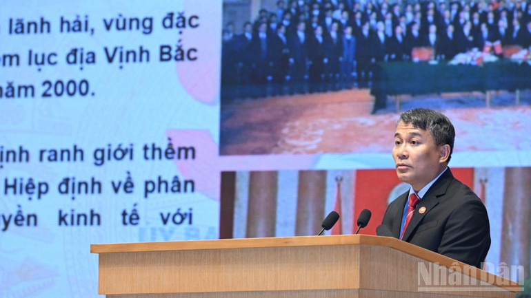 Thứ trưởng Thường trực Ngoại giao Nguyễn Minh Vũ phát biểu ý kiến tại Lễ kỷ niệm. (Ảnh: TRẦN HẢI)