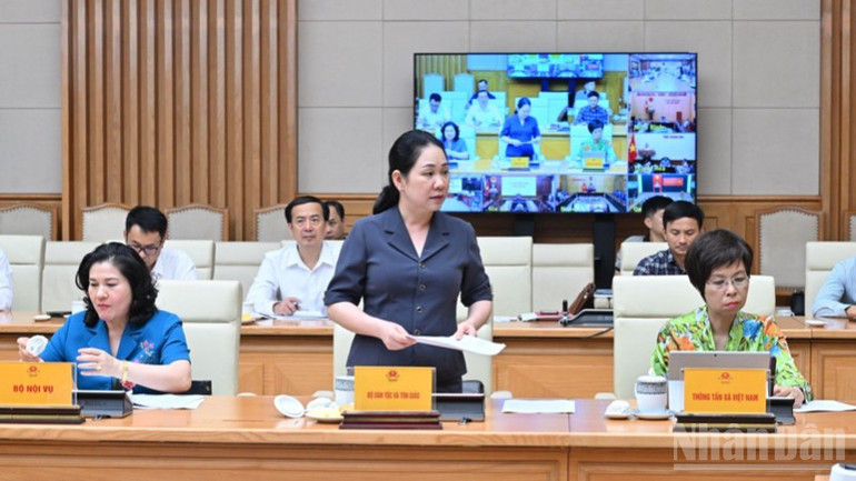 Đại diện Bộ Dân tộc và Tôn giáo báo cáo tại phiên họp. (Ảnh: Trần Hải) ndo_br_b4-3536.jpg