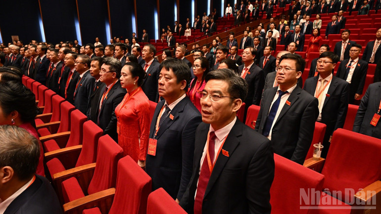 Các đại biểu thực hiện nghi thức chào cờ bế mạc Đại hội. (Ảnh: TRẦN HẢI) ndo_br_aa2-4806.jpg