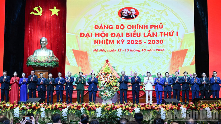 Tổng Bí thư Tô Lâm tặng hoa chúc mừng Đại hội đại biểu Đảng bộ Chính phủ lần thứ I, nhiệm kỳ 2025-2030. (Ảnh: TRẦN HẢI) ndo_br_b2-5961.jpg