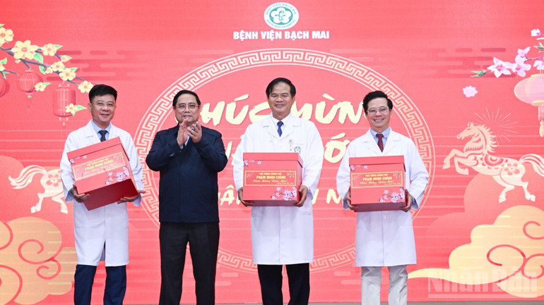 Thủ tướng Phạm Minh Chính tặng quà động viên, chúc Tết đội ngũ y, bác sĩ Bệnh viện Bạch Mai đang ứng trực, phục vụ khám chữa bệnh cho nhân dân. (Ảnh: Trần Hải)