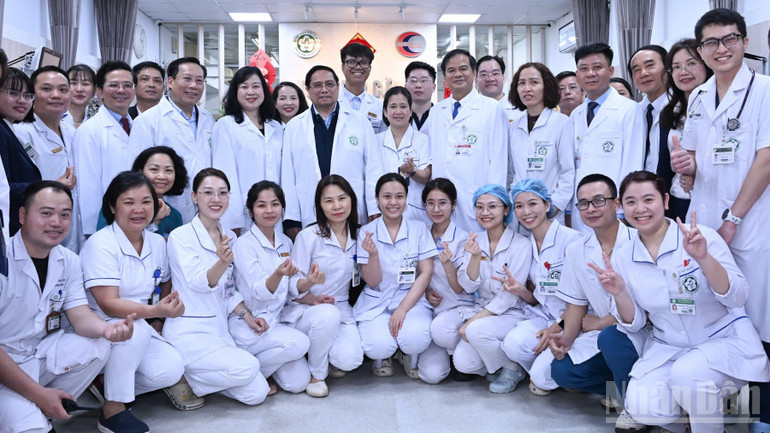 Thủ tướng Phạm Minh Chính và đội ngũ y, bác sĩ Trung tâm Cấp cứu A9, Bệnh viện Bạch Mai. (Ảnh: Trần Hải)