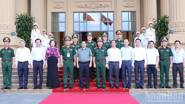 នាយករដ្ឋមន្ត្រី Pham Minh Chinh និងថ្នាក់ដឹកនាំក្រសួង ស្ថាប័នមួយចំនួន ថ្នាក់ដឹកនាំក្រសួងការពារជាតិ និងអគ្គនាយកដ្ឋានឧស្សាហកម្មការពារជាតិ។ ndo_br_b3-403.jpg