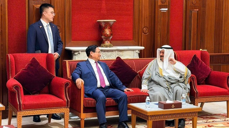 Премьер-министр Фам Минь Чинь выразил своё удовольствие от визита в Кувейт и поблагодарил королевскую семью, правительство и народ Кувейта за тёплый, уважительный и искренний приём. (Фото: Нят Бак/VGP) b2-1628.jpg