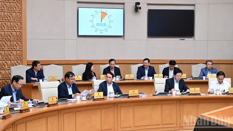 Các Phó Thủ tướng Chính phủ, lãnh đạo các bộ, ngành Trung ương tham dự phiên họp. (Ảnh: Trần Hải)