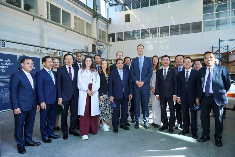 Thủ tướng Phạm Minh Chính trao đổi khi tham quan Phòng thí nghiệm hạt nhân của Viện Nghiên cứu Hoàng gia Thụy Điển. (Ảnh: VGP/NHẬT BẮC) a3.jpg