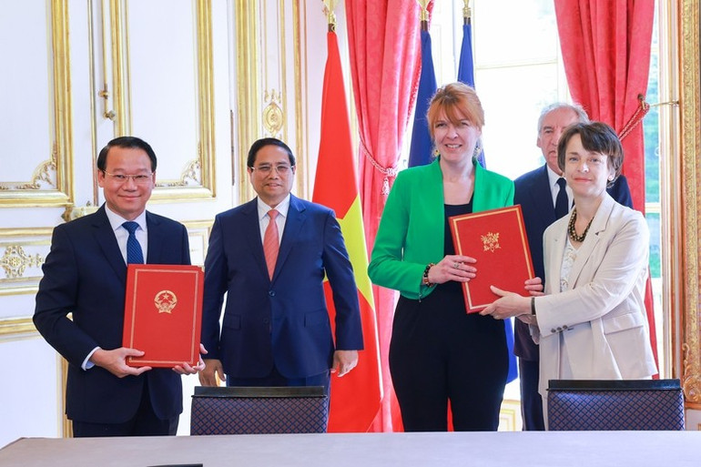 Thủ tướng Phạm Minh Chính và Thủ tướng Pháp Francois Bayrou chứng kiến Lễ ký kết và trao Thỏa thuận hợp tác ba bên giữa Cục Địa chất và Khoáng sản Việt Nam, Cục Nghiên cứu địa chất và khoáng sản Pháp BRGM và Cơ quan Phát triển Pháp AFD về quản lý bền vững tài nguyên khoáng sản và tăng cường kiến thức địa chất cho chuyển dịch năng lượng. (Ảnh: VGP/Nhật Bắc) abc8.jpg